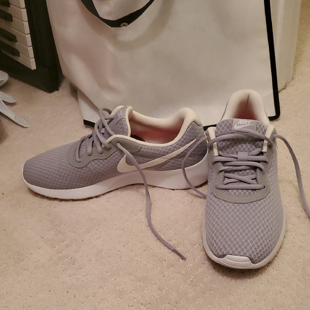 Nike Women's Light Gray Sneakers